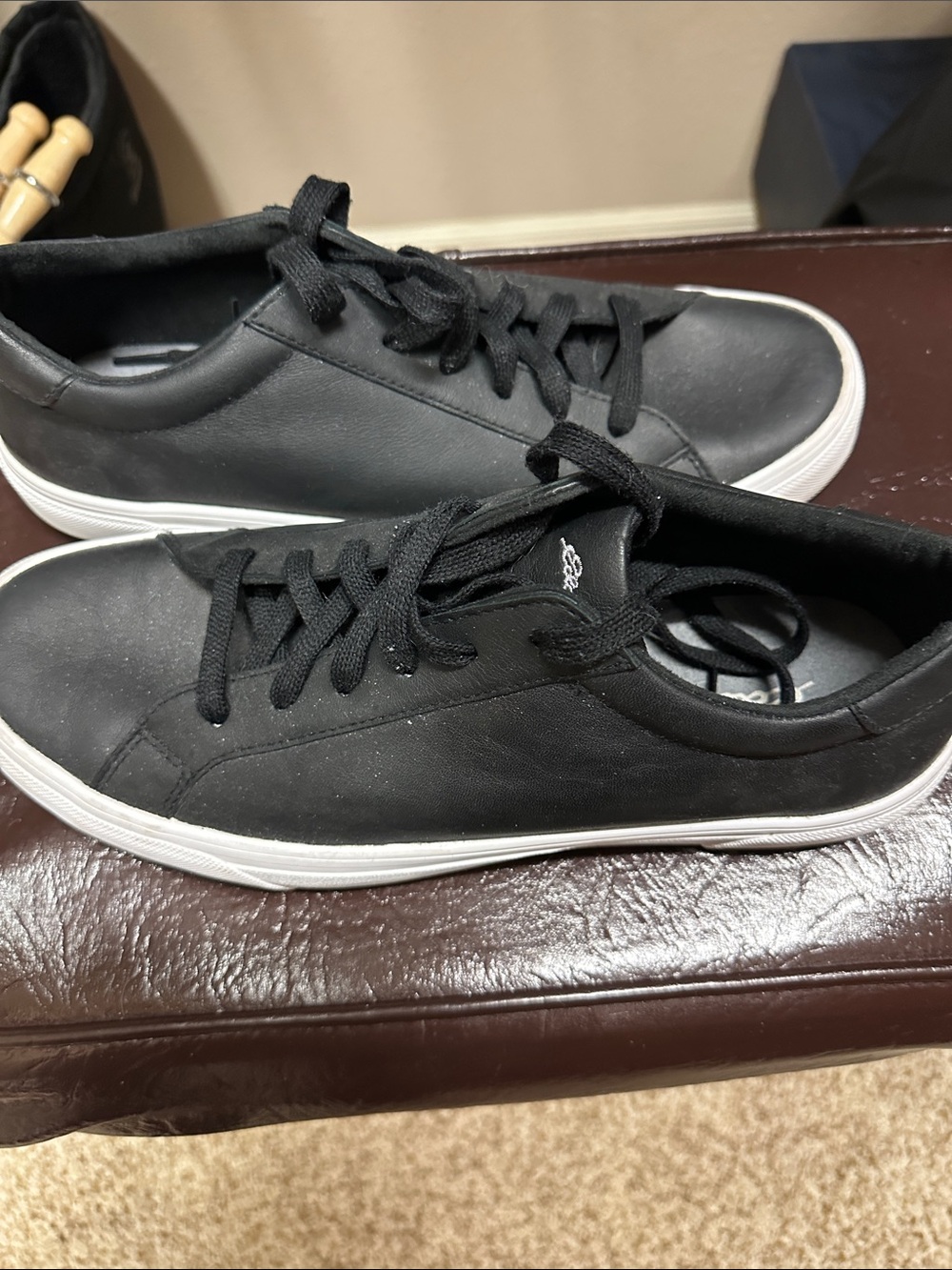 Eddie Bauer men’s Haller Black Low-Top Sneakers with White Sole size 11